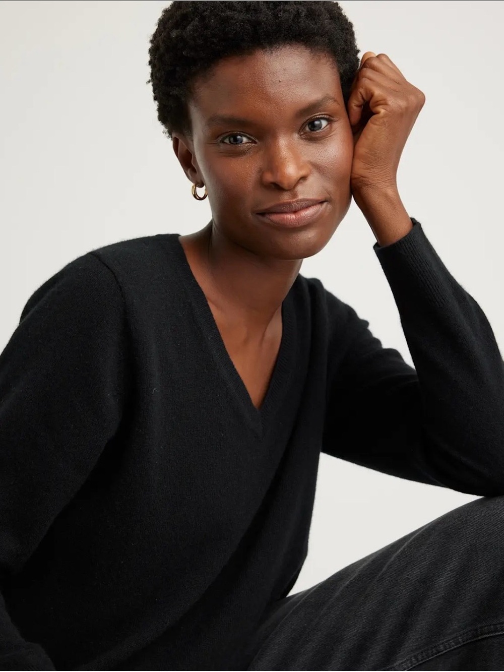 Quince 100% Mongolian Cashmere V-neck Black . Small. A classic.